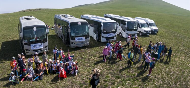 Kars'ta minik öğrenciler harçlıklarıyla aldıkları uçurtmalarla gökyüzünü süsledi