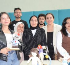 Kars'ta üniversite öğrencileri “Waldorf ve Amigurumi Bebekleri” sergisi açtı