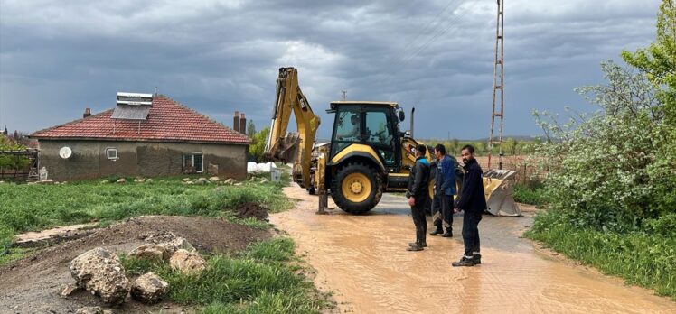 Kayseri'de sağanak hayatı olumsuz etkiledi