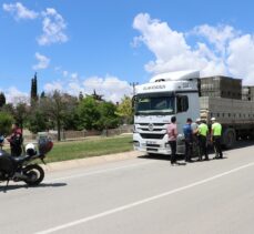 Kilis'te briket yüklü tır ile motosikletin çarpıştığı kazada 1 kişi öldü, 1 kişi yaralandı