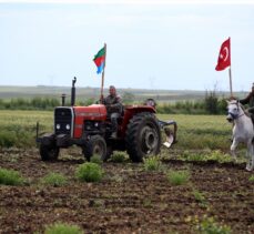 Kırklarelili çiftçi tarlasına pullukla “Azerbaycan Cumhuriyet Bayramın Kutlu Olsun” yazdı