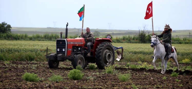 Kırklarelili çiftçi tarlasına pullukla “Azerbaycan Cumhuriyet Bayramın Kutlu Olsun” yazdı