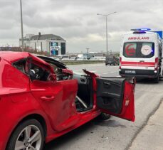 Kocaeli'de tıra çarpan otomobildeki 3 kişi yaralandı