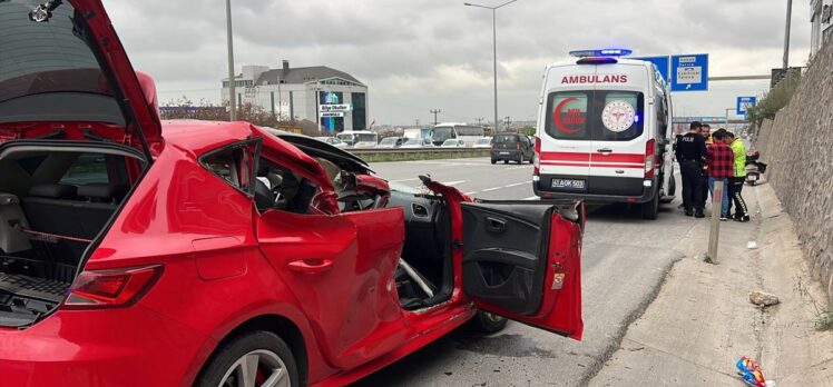 Kocaeli'de tıra çarpan otomobildeki 3 kişi yaralandı