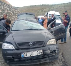 Malatya'da istinat duvarına çarpan otomobildeki 4 kişi yaralandı