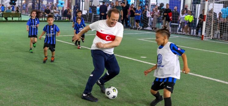 Mersin Valisi Pehlivan, çocuklarla futbol oynadı