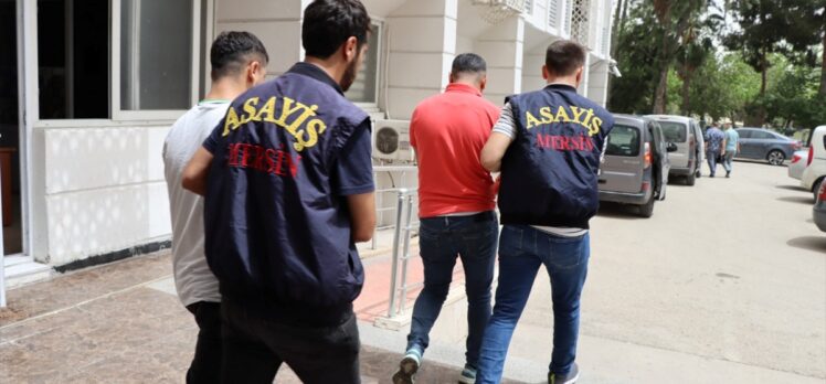 Mersin'de çaldıkları taksiyle yolcu taşıyan 2 zanlı tutuklandı