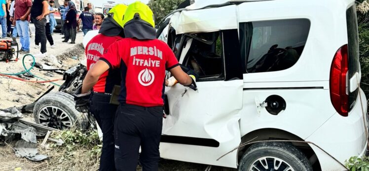 Mersin'de kamyonla çarpışan hafif ticari araçtaki 1 kişi öldü, 1 kişi yaralandı