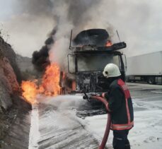 Mersin'de tırda çıkan yangında 7 sıfır araç kullanılamaz hale geldi