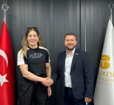 Milli güreşçi Yasemin Adar Yiğit, Balıkesir Büyükşehir Belediyespor ile sözleşme yeniledi