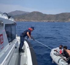 Muğla açıklarında su alan bottaki 14 düzensiz göçmen kurtarıldı