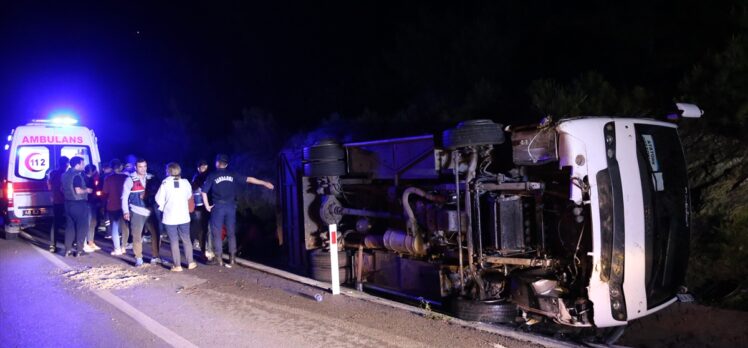 Muğla'da öğrencileri taşıyan otobüsün devrilmesi sonucu 25 kişi yaralandı