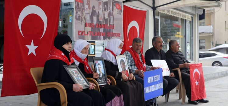 Muşlu aileler, DEM Parti önündeki “evlat nöbeti”ni sürdürdü