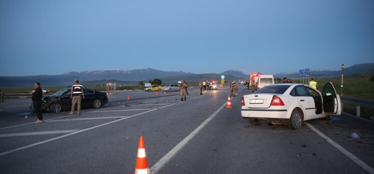 Muş'ta 2 otomobilin çarpışması sonucu 3 kişi öldü, 5 kişi yaralandı