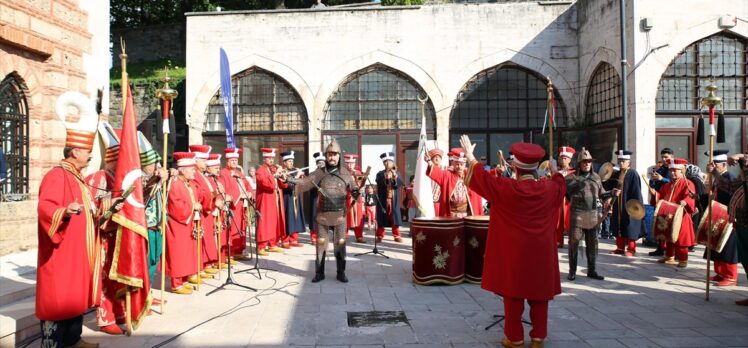 Osmanlı'nın 4. sultanı Yıldırım Bayezid'in türbesindeki örtü yenilendi