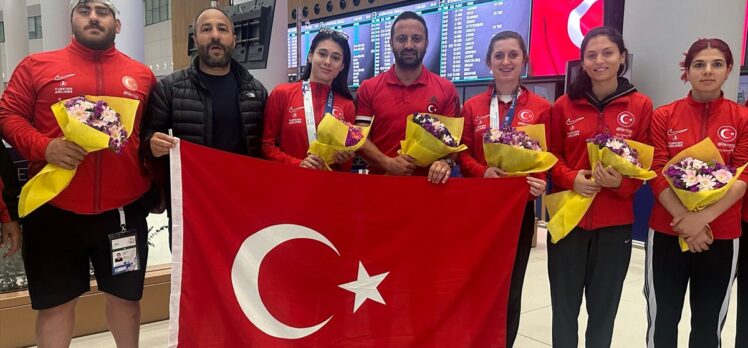 Para Atletizm Dünya Şampiyonası'nda mücadele eden özel sporcular, Türkiye'de çiçeklerle karşılandı