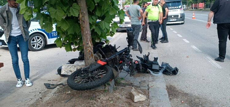 Sakarya'da ağaca çarpan motosikletin sürücüsü öldü