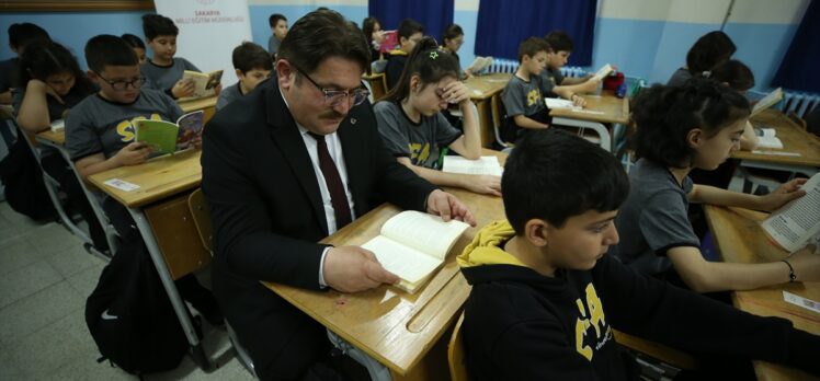 Sakarya'da okullarda toplu okuma etkinliğiyle öğrencilere kitap sevgisi kazandırılıyor