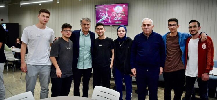 Şenol Güneş, Fatih Belediyesi tarafından yapılan kütüphaneleri ziyaret etti