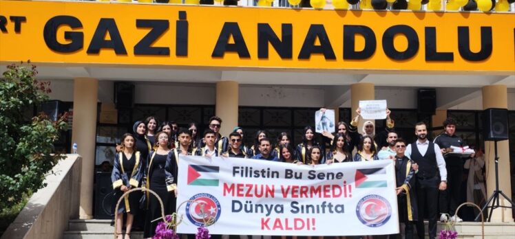 Siirt'te mezuniyet töreninde “Filistin bu sene mezun vermedi” pankartı açıldı