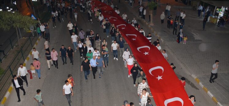 Şırnak'ta 300 metrelik Türk bayrağıyla fener alayı düzenlendi