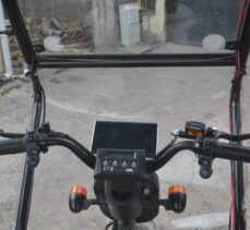 Sivaslı gazi, kurduğu düzenekle elektrikli motosikletini güneş enerjisiyle şarj ediyor