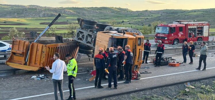 Sivas'ta devrilen kamyondaki 1 kişi öldü, 2 kişi yaralandı