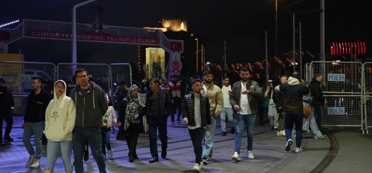 Taksim Meydanı'na çıkan yollar trafik akışına açıldı