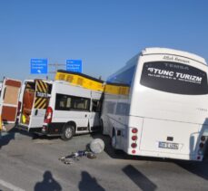 Tekirdağ'da fren arızası nedeniyle duramayan kamyonetin işçi servislerine çarpması sonucu 18 kişi yaralandı