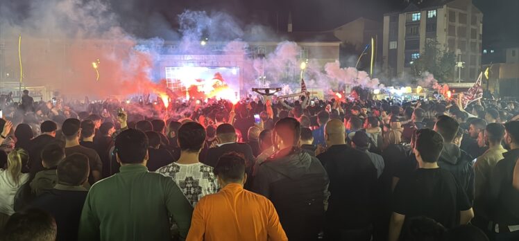 TFF 2. Lig'e yükselen Çimentaş Elazığspor'un taraftarları şampiyonluğu kutladı