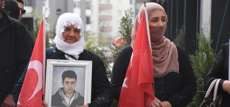 Vanlı aileler DEM İl Başkanlığı önündeki eylemlerini sürdürdü