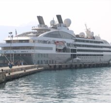 Yolcu gemisi “L'austral” Alanya Limanı'na demirledi