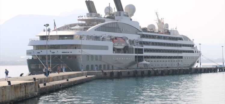 Yolcu gemisi “L'austral” Alanya Limanı'na demirledi