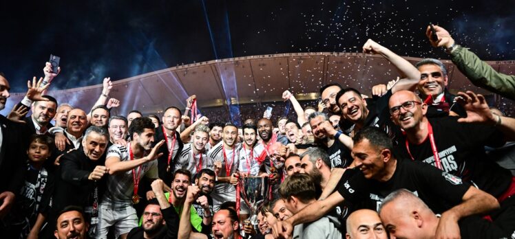 Ziraat Türkiye Kupası'nın sahibi Beşiktaş kupasını aldı