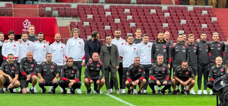 A Milli Futbol Takımı, PGE Narodowy Stadı'nda yürüyüş yaptı