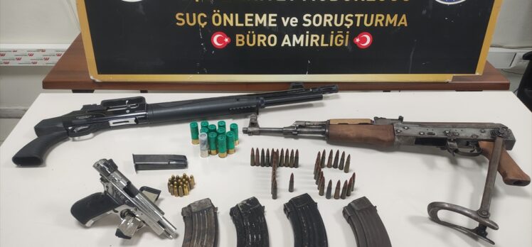 Adana'da evinde ruhsatsız 3 silah ele geçirilen zanlı tutuklandı