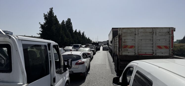 Adana'da kamyona çarpan tırın sürücüsü yaralandı