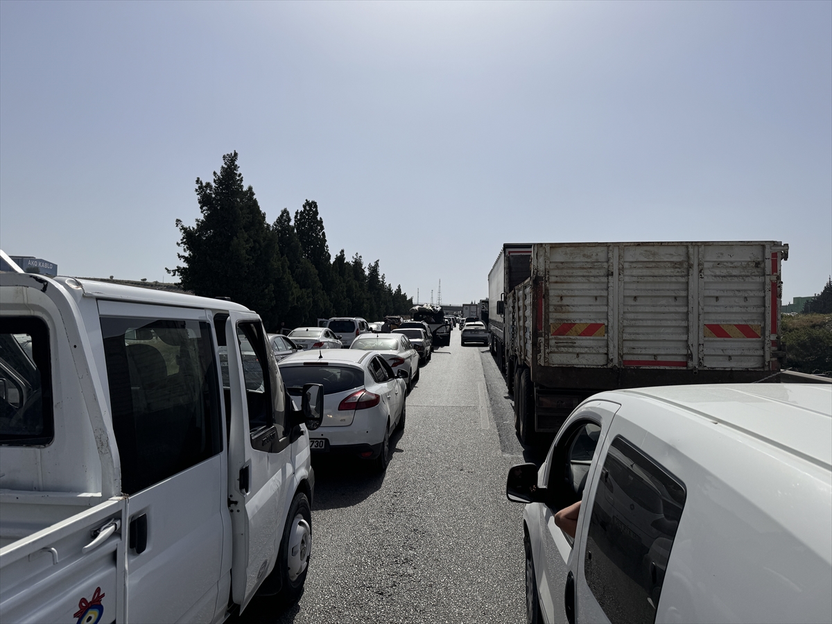 Adana'da kamyona çarpan tırın sürücüsü yaralandı