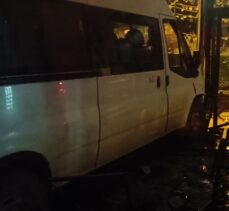 Adana'da minibüs otomobille çarpışıp iş yerine girdi 4 kişi yaralandı