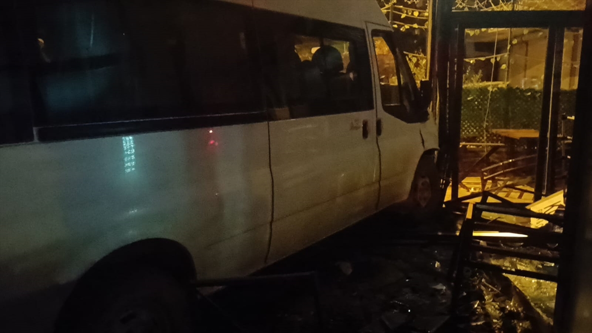 Adana'da minibüs otomobille çarpışıp iş yerine girdi 4 kişi yaralandı