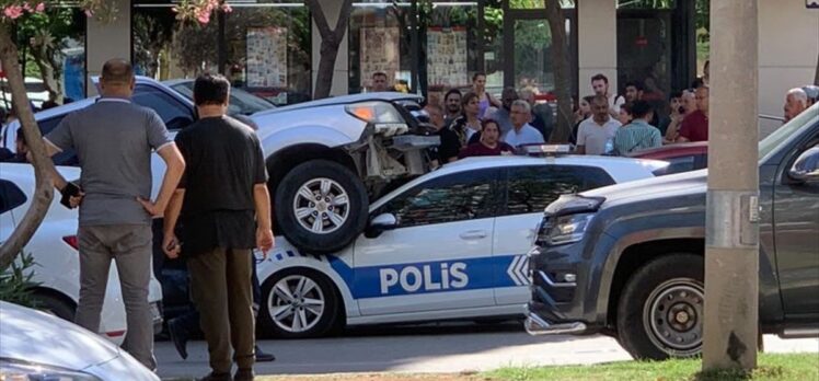 Adana'da pikabın 2 araca çarpması sonucu 1'i polis 2 kişi yaralandı