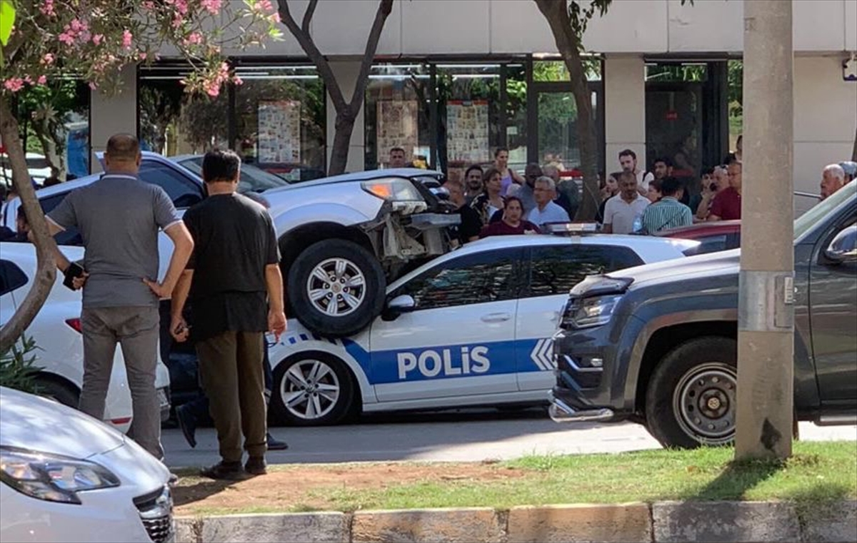 Adana'da pikabın 2 araca çarpması sonucu 1'i polis 2 kişi yaralandı