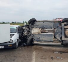 Adana'da trafik ışıklarına ve 2 araca çarpan otomobildeki 3 kişi yaralandı