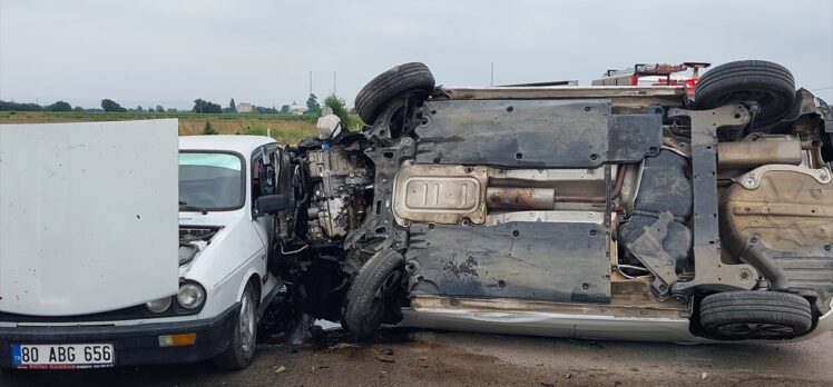 Adana'da trafik ışıklarına ve 2 araca çarpan otomobildeki 3 kişi yaralandı