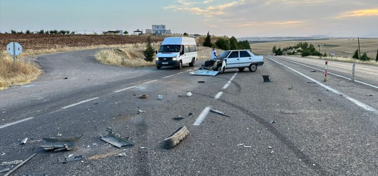 Adıyaman'da iki otomobilin çarpıştığı kazada 3 kişi yaralandı