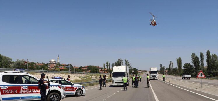 Afyonkarahisar'da jandarma ekipleri cayrokopterle denetim yaptı