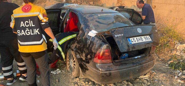 Afyonkarahisar'da şarampole devrilen otomobildeki 1 kişi öldü 4 kişi yaralandı