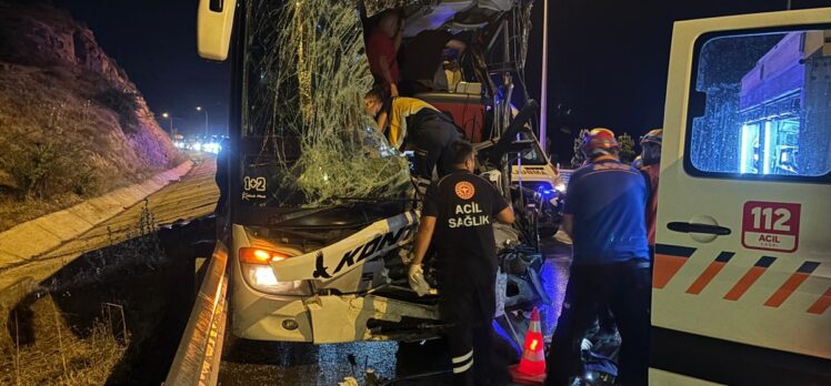 Afyonkarahisar'da yolcu otobüsü ile tırın çarpıştığı kazada 14 kişi yaralandı