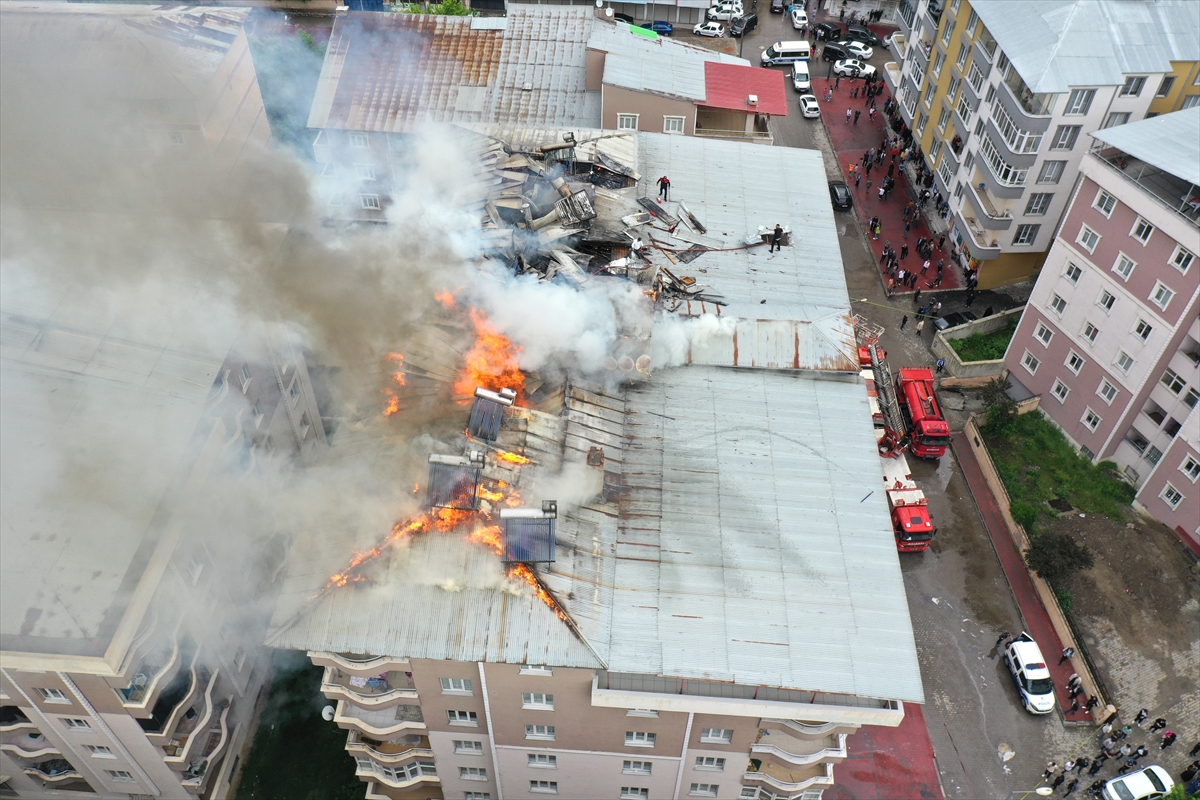 Ağrı'da 6 katlı binanın terasında çıkan yangın kontrol altına alındı