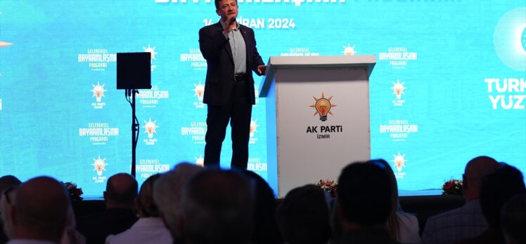 AK Parti İzmir İl Başkanlığında bayramlaşma programı düzenlendi